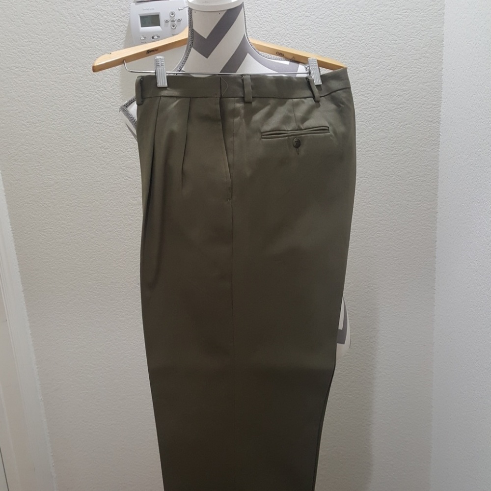 Like new mens Khaki Pants